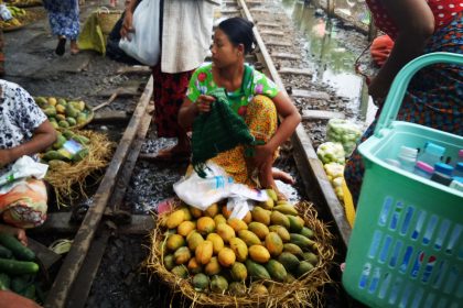 Markt auf Gleisen in Yangon