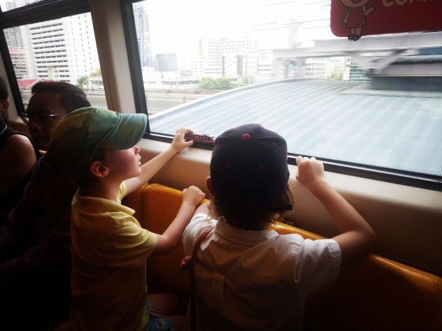 Skytrain fahren in Bangkok